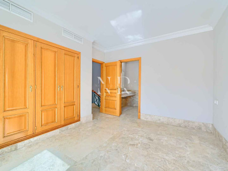 Villa independiente en Urbanización Santa Clara en primera linea de golf en venta.