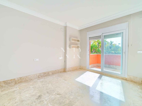 Villa independiente en Urbanización Santa Clara en primera linea de golf en venta.