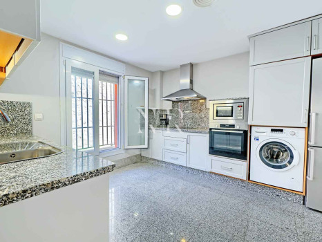 Villa independiente en Urbanización Santa Clara en primera linea de golf en venta.