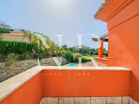 Villa for sale in the Santa Clara golf development on the front line of the golf course