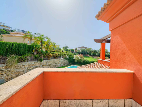 Villa independiente en Urbanización Santa Clara en primera linea de golf en venta.