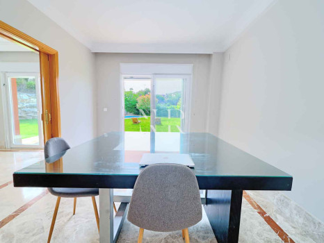 Villa independiente en Urbanización Santa Clara en primera linea de golf en venta.