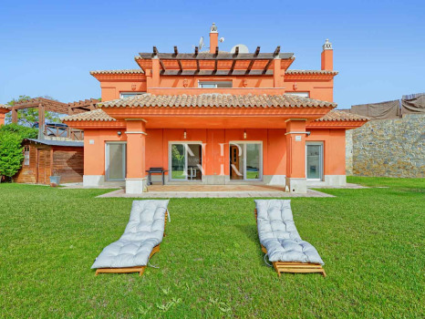 Villa independiente en Urbanización Santa Clara en primera linea de golf en venta.