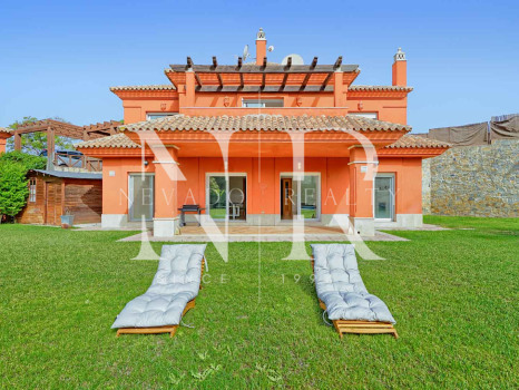 Villa for sale in the Santa Clara golf development on the front line of the golf course
