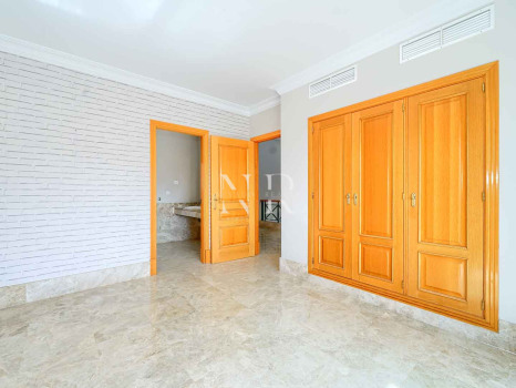 Villa independiente en Urbanización Santa Clara en primera linea de golf en venta.