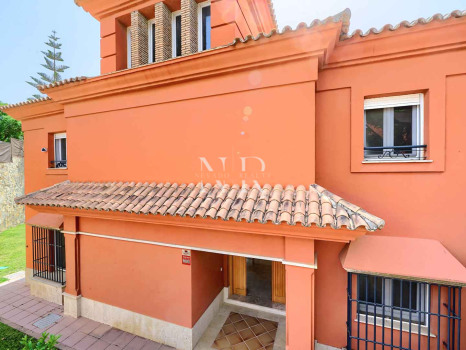 Villa independiente en Urbanización Santa Clara en primera linea de golf en venta.