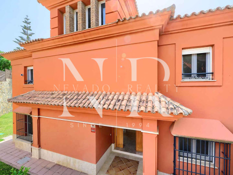 Villa for sale in the Santa Clara golf development on the front line of the golf course