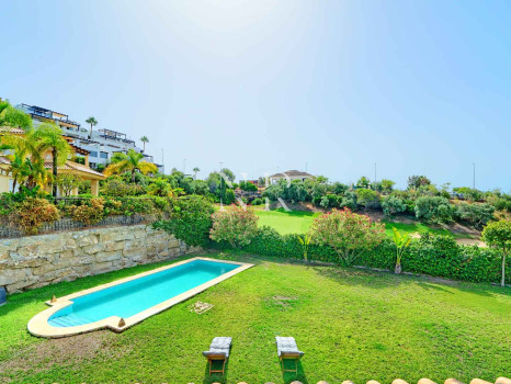Villa independiente en Urbanización Santa Clara en primera linea de golf en venta.
