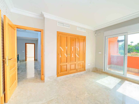Villa independiente en Urbanización Santa Clara en primera linea de golf en venta.