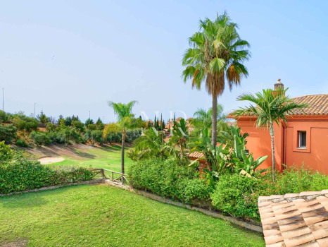 Villa independiente en Urbanización Santa Clara en primera linea de golf en venta.