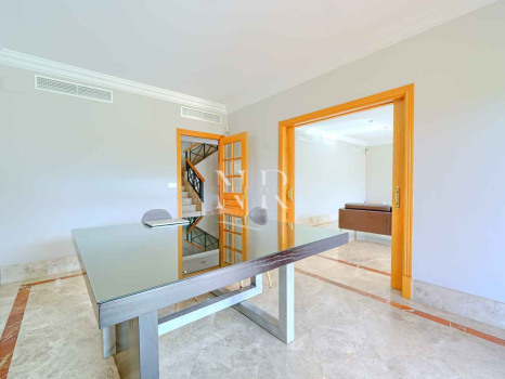 Villa independiente en Urbanización Santa Clara en primera linea de golf en venta.