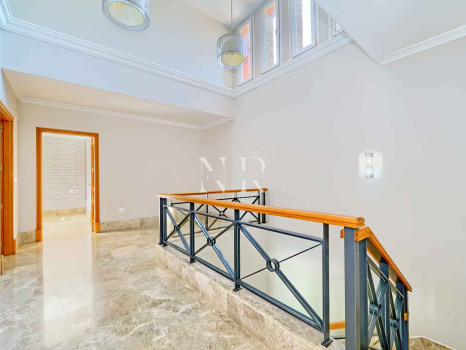 Villa independiente en Urbanización Santa Clara en primera linea de golf en venta.