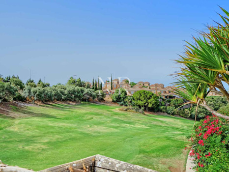 Villa independiente en Urbanización Santa Clara en primera linea de golf en venta.