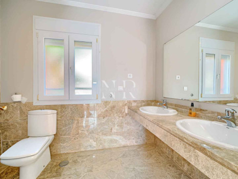 Villa independiente en Urbanización Santa Clara en primera linea de golf en venta.