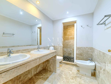 Villa independiente en Urbanización Santa Clara en primera linea de golf en venta.