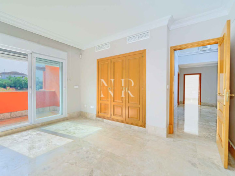 Villa independiente en Urbanización Santa Clara en primera linea de golf en venta.