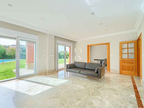 Villa independiente en Urbanización Santa Clara en primera linea de golf en venta.