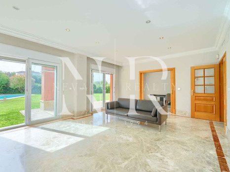 Villa for sale in the Santa Clara golf development on the front line of the golf course