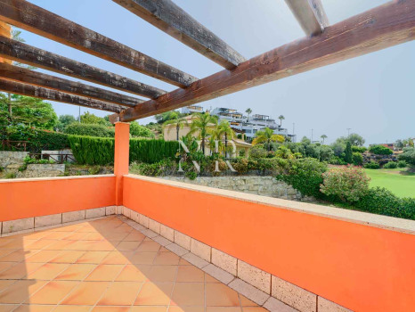 Villa independiente en Urbanización Santa Clara en primera linea de golf en venta.