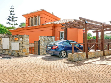 Villa independiente en Urbanización Santa Clara en primera linea de golf en venta.