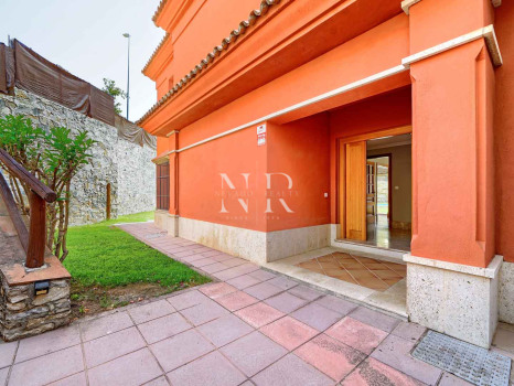 Villa independiente en Urbanización Santa Clara en primera linea de golf en venta.