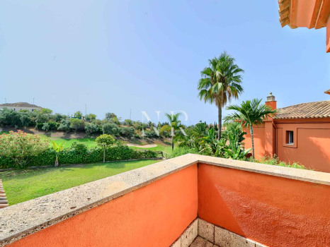 Villa independiente en Urbanización Santa Clara en primera linea de golf en venta.