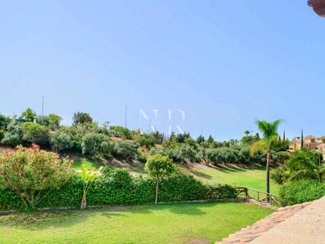 Villa independiente en Urbanización Santa Clara en primera linea de golf en venta.