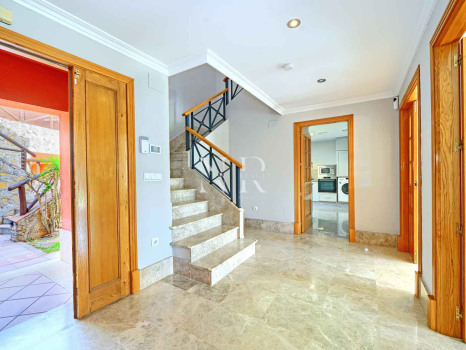 Villa independiente en Urbanización Santa Clara en primera linea de golf en venta.
