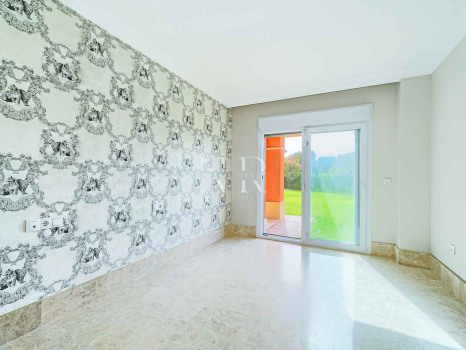 Villa independiente en Urbanización Santa Clara en primera linea de golf en venta.