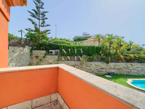 Villa independiente en Urbanización Santa Clara en primera linea de golf en venta.