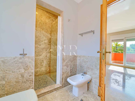 Villa independiente en Urbanización Santa Clara en primera linea de golf en venta.