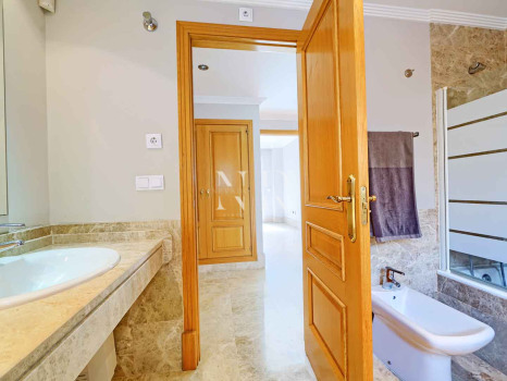 Villa independiente en Urbanización Santa Clara en primera linea de golf en venta.