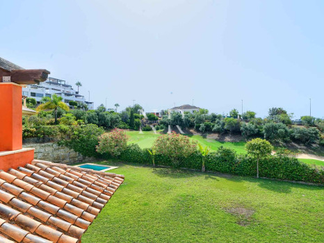 Villa independiente en Urbanización Santa Clara en primera linea de golf en venta.