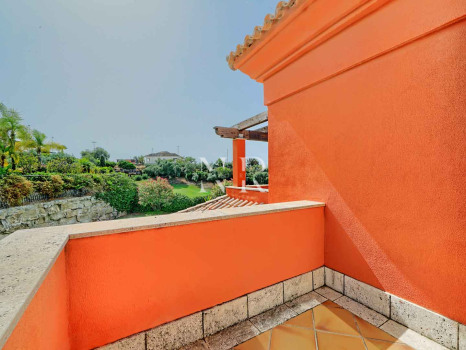 Villa independiente en Urbanización Santa Clara en primera linea de golf en venta.