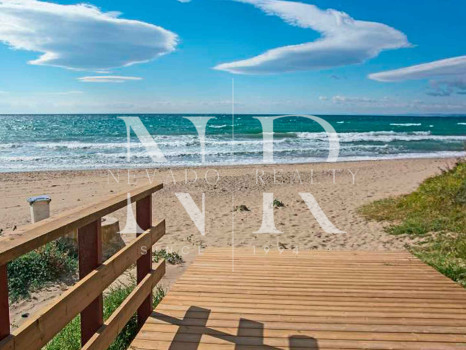 Villa for sale in the Santa Clara golf development on the front line of the golf course