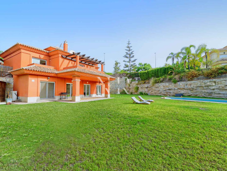 Villa independiente en Urbanización Santa Clara en primera linea de golf en venta.