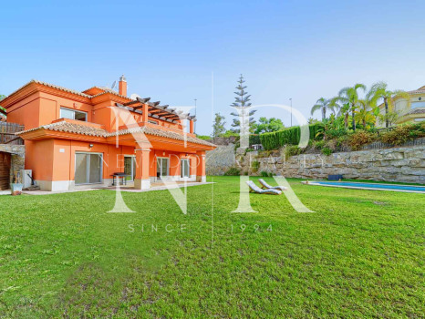 Villa for sale in the Santa Clara golf development on the front line of the golf course