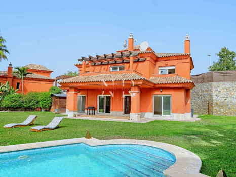 Villa independiente en Urbanización Santa Clara en primera linea de golf en venta.