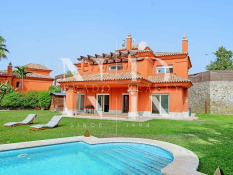 Villa for sale in the Santa Clara golf development on the front line of the golf course