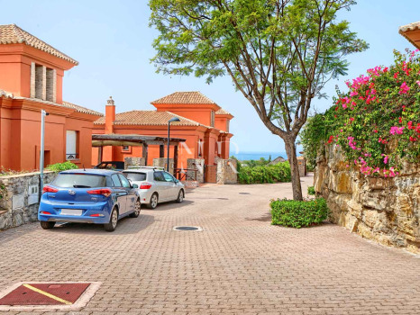 Villa independiente en Urbanización Santa Clara en primera linea de golf en venta.