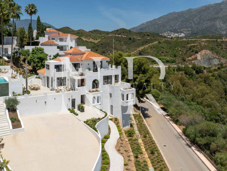 Villa en Las Lomas de Nueva Andalucía con vistas panorámicas al mar en venta