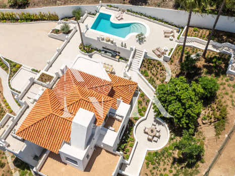 Villa en Las Lomas de Nueva Andalucía con vistas panorámicas al mar en venta