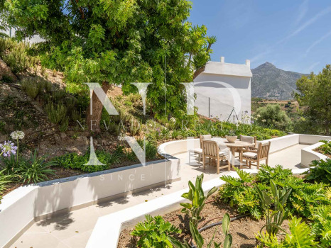 Villa en Las Lomas de Nueva Andalucía con vistas panorámicas al mar en venta