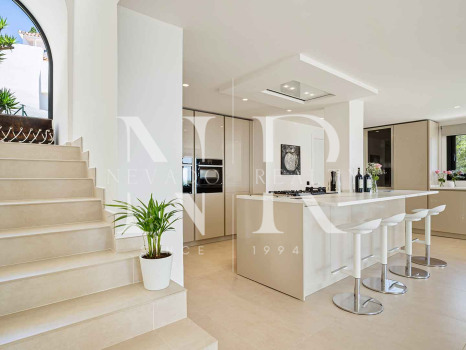 Villa en Las Lomas de Nueva Andalucía con vistas panorámicas al mar en venta