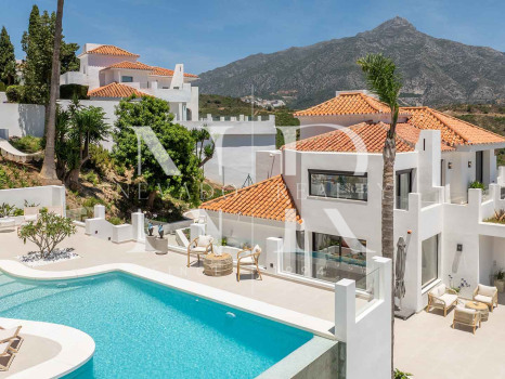 Villa en Las Lomas de Nueva Andalucía con vistas panorámicas al mar en venta