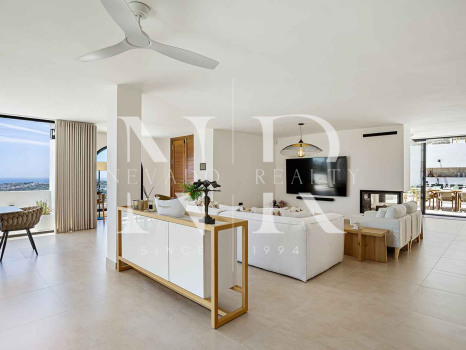 Villa en Las Lomas de Nueva Andalucía con vistas panorámicas al mar en venta