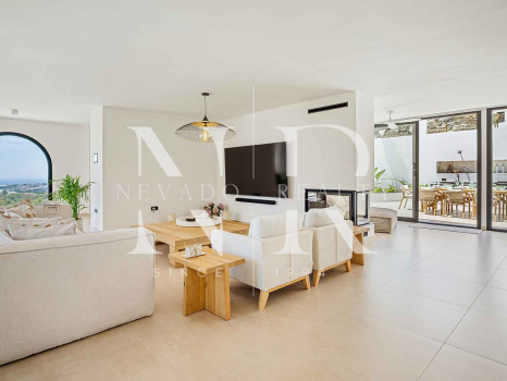 Villa en Las Lomas de Nueva Andalucía con vistas panorámicas al mar en venta