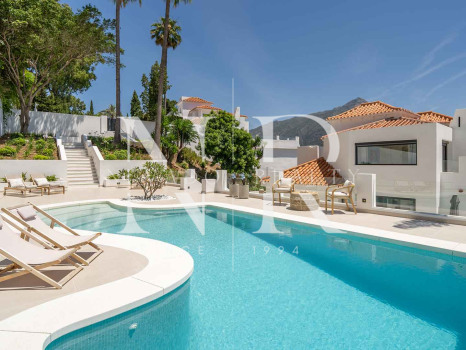 Villa en Las Lomas de Nueva Andalucía con vistas panorámicas al mar en venta