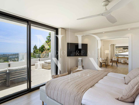 Villa en Las Lomas de Nueva Andalucía con vistas panorámicas al mar en venta