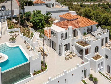 Villa en Las Lomas de Nueva Andalucía con vistas panorámicas al mar en venta